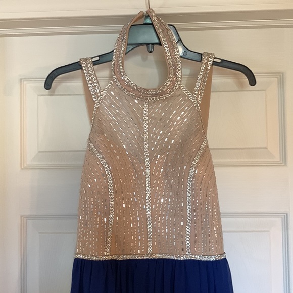 JUNIORS PROM DRESS - Picture 2 of 5